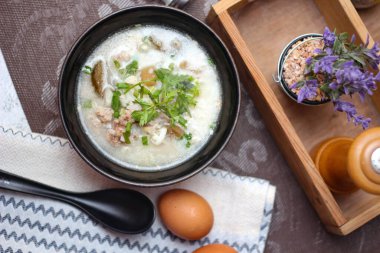 Asyalıların kahvaltısı, siyah bir kâsede siyah mantarlı domuz eti ve kaynatılmış pilav..