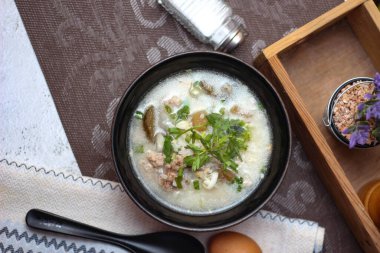 Asyalıların kahvaltısı, siyah bir kâsede siyah mantarlı domuz eti ve kaynatılmış pilav..