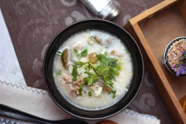 Asyalıların kahvaltısı, siyah bir kâsede siyah mantarlı domuz eti ve kaynatılmış pilav..