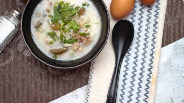 Asyalıların kahvaltısı, siyah bir kâsede siyah mantarlı domuz eti ve kaynatılmış pilav..