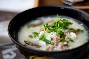 Asyalıların kahvaltısı, siyah bir kâsede siyah mantarlı domuz eti ve kaynatılmış pilav..