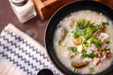Asyalıların kahvaltısı, siyah bir kâsede siyah mantarlı domuz eti ve kaynatılmış pilav..