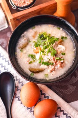 Asyalıların kahvaltısı, siyah bir kâsede siyah mantarlı domuz eti ve kaynatılmış pilav..