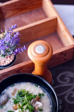 Asyalıların kahvaltısı, siyah bir kâsede siyah mantarlı domuz eti ve kaynatılmış pilav..