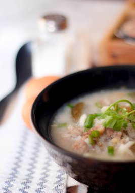 Asyalıların kahvaltısı, siyah bir kâsede siyah mantarlı domuz eti ve kaynatılmış pilav..