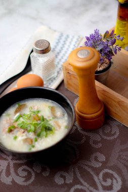 Asyalıların kahvaltısı, siyah bir kâsede siyah mantarlı domuz eti ve kaynatılmış pilav..