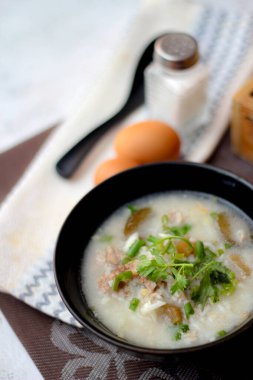 Asyalıların kahvaltısı, siyah bir kâsede siyah mantarlı domuz eti ve kaynatılmış pilav..