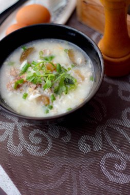 Asyalıların kahvaltısı, siyah bir kâsede siyah mantarlı domuz eti ve kaynatılmış pilav..