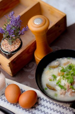 Asyalıların kahvaltısı, siyah bir kâsede siyah mantarlı domuz eti ve kaynatılmış pilav..