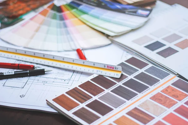 Tasarımı mimar planlıyor. Renk çizelgeleri ve inşaat çizimleri ile mimari işler.