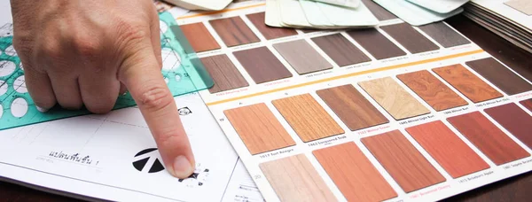 Tasarımı mimar planlıyor. Renk çizelgeleri ve inşaat çizimleri ile mimari işler.