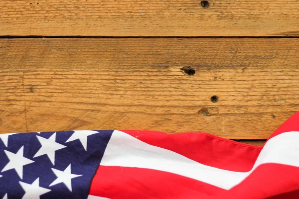 Tahta bir arka plana yerleştirilmiş Amerikan bayrağı.