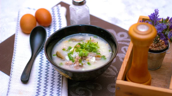 Arroz Cozido Porco Com Cogumelos Shiitake Uma Tigela Preta Com — Fotografia de Stock