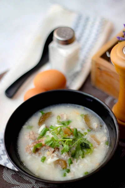 Asyalıların kahvaltısı, siyah bir kâsede siyah mantarlı domuz eti ve kaynatılmış pilav..