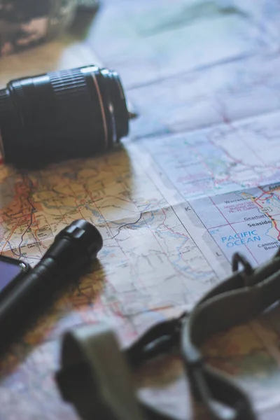 アメリカ西海岸からのバケーション旅行計画エリアマップと旅行機器 写真機器 双眼鏡 — ストック写真