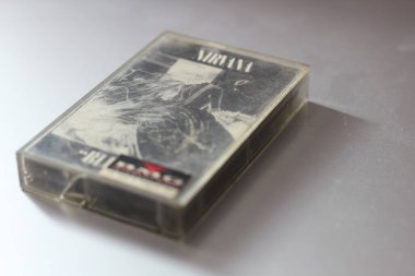 Bangkok, Tayland - 09 Şubat 2022: 90 'da Nirvana Bleach albümünün kaseti gri arka planda.