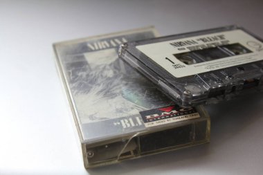 Bangkok, Tayland - 09 Şubat 2022: 90 'da Nirvana Bleach albümünün kaseti gri arka planda.