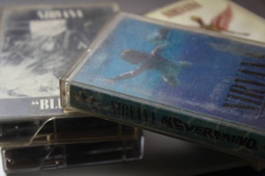 Bangkok, Tayland - 09 Şubat 2022: 90: Nirvana Albums Incesticide, Nevermind, Bleach, The Muddy Banks of The Wishkah, New York 'ta gri bir zeminde.