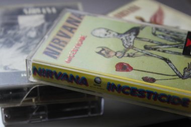 Bangkok, Tayland - 09 Şubat 2022: 90: Nirvana Albums Incesticide, Nevermind, Bleach, The Muddy Banks of The Wishkah, New York 'ta gri bir zeminde.