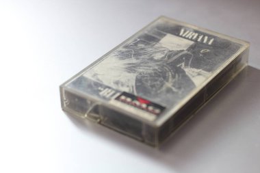 Bangkok, Tayland - 09 Şubat 2022: 90 'da Nirvana Bleach albümünün kaseti gri arka planda.