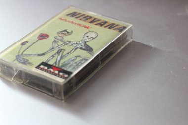 Bangkok, Tayland - 22 Ocak 2022: Nirvana Albüm Incesticide 'in 90' lı yıllardaki gri arkaplan kaseti.