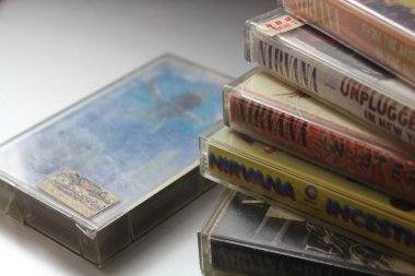 Bangkok, Tayland - 09 Şubat 2022: 90: Nirvana Albums Incesticide, Nevermind, Bleach, The Muddy Banks of The Wishkah, New York 'ta gri bir zeminde.