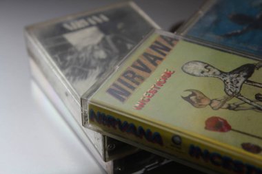 Bangkok, Tayland - 09 Şubat 2022: 90: Nirvana Albums Incesticide, Nevermind, Bleach, The Muddy Banks of The Wishkah, New York 'ta gri bir zeminde.