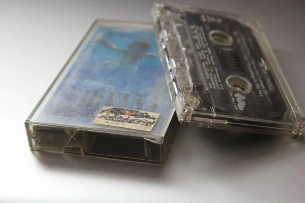 バンコク 2022年1月22日 ニルヴァーナ アルバムの90枚のカセットテープ Nevermind がグレーを背景に — ストック写真