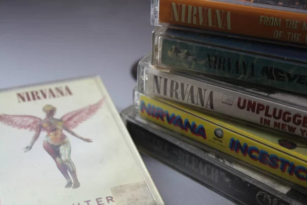 Bangkok, Tayland - 09 Şubat 2022: 90: Nirvana Albums Incesticide, Nevermind, Bleach, The Muddy Banks of The Wishkah, New York 'ta gri bir zeminde.