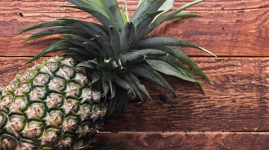 Tayland 'da kahverengi ahşap bir masada ananas.