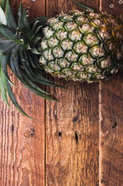 Tayland 'da kahverengi ahşap bir masada ananas.