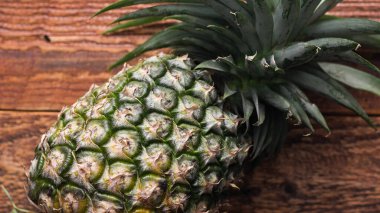 Tayland 'da kahverengi ahşap bir masada ananas.