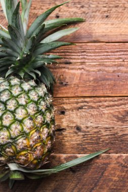 Tayland 'da kahverengi ahşap bir masada ananas.