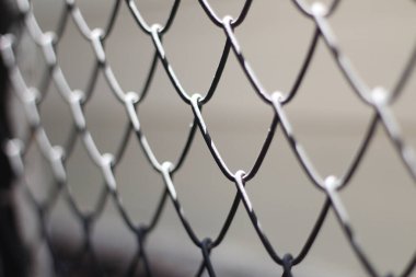 Çelik parmaklıklar güneş ışığını yansıtır..