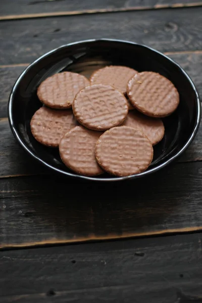 Biscuits Chocolat Servis Dans Une Assiette Noire Sur Une Table — Photo