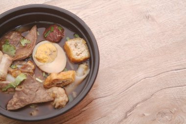 Pirinçli erişteler beş baharatlı çorba ya da Çıtır Domuz Çorbası, bizim deyimimizle 