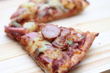 Tahta bir masada, tahta bir tepside servis edilen 2 pizza..