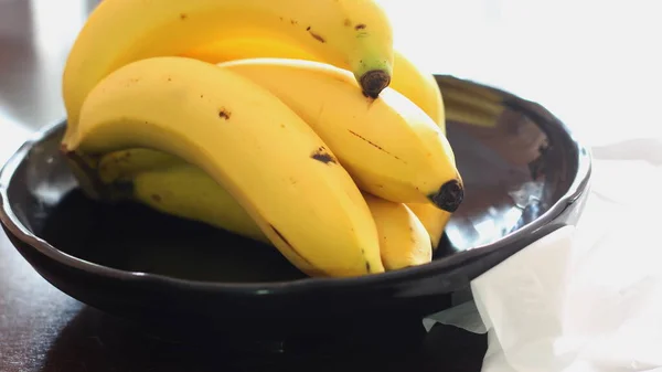 Plátanos Amarillos Maduros Colocan Una Placa Negra — Foto de Stock