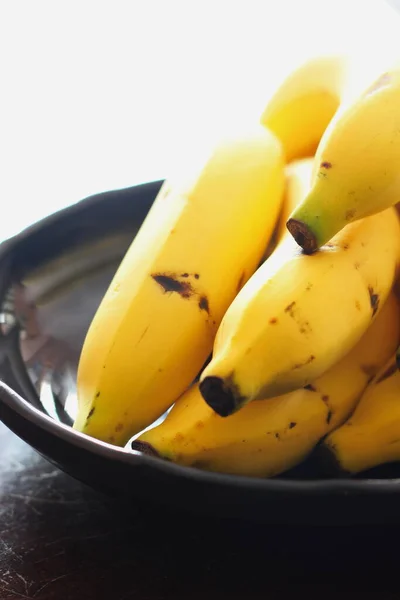 Rijpe Gele Bananen Worden Een Zwarte Plaat Geplaatst — Stockfoto