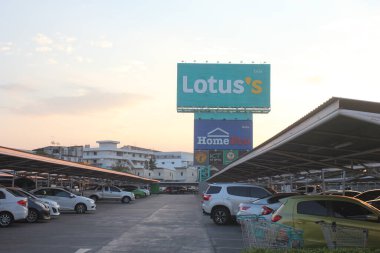 Bangkok, Tayland - 25 Aralık 2021 Otoparktaki Lotus ve HomePro mağaza tabelaları. Akşam gökyüzü ile.