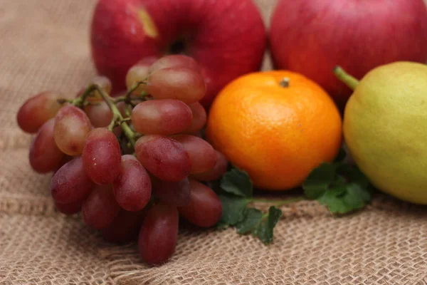 含维生素C的水果 对身体有益 放在麻布上 番石榴 — 图库照片