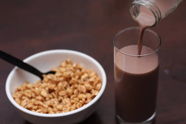 Leite Chocolate Está Derramando Copo Cereais Prontos Uma Xícara Branca — Fotografia de Stock