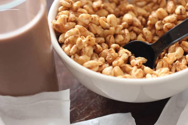 Cereal Uma Xícara Branca Com Leite Chocolate Copo Pronto Para — Fotografia de Stock