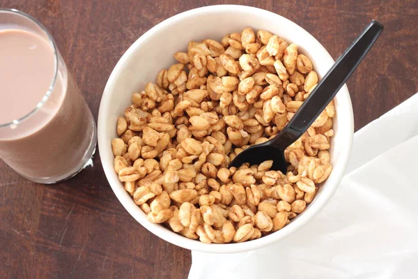 Cereal Uma Xícara Branca Com Leite Chocolate Copo Pronto Para — Fotografia de Stock