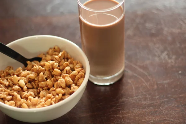 Cereal Uma Xícara Branca Com Leite Chocolate Copo Pronto Para — Fotografia de Stock