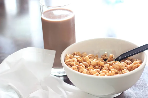 Cereal Uma Xícara Branca Com Leite Chocolate Copo Pronto Para — Fotografia de Stock