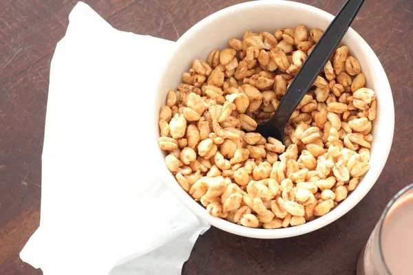 Cereal Uma Xícara Branca Com Leite Chocolate Copo Pronto Para — Fotografia de Stock