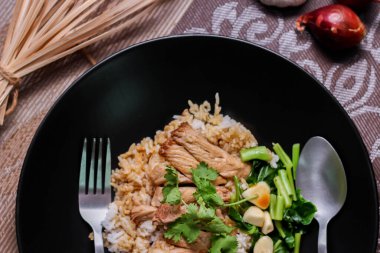 Pirinçli domuz budu, Tayland yemeği ve Taylandlıların yemeyi sevdiği sokak yemekleri. Ya da 