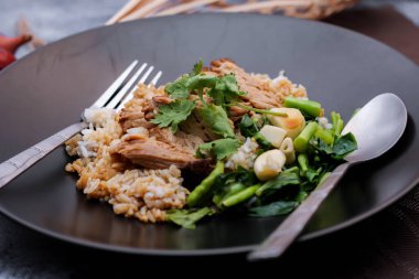 Pirinçli domuz budu, Tayland yemeği ve Taylandlıların yemeyi sevdiği sokak yemekleri. Ya da 