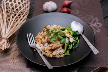 Pirinçli domuz budu, Tayland yemeği ve Taylandlıların yemeyi sevdiği sokak yemekleri. Ya da 